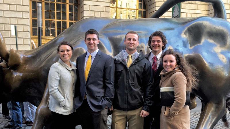 投资俱乐部的学生参观纽约华尔街的“充电牛”
